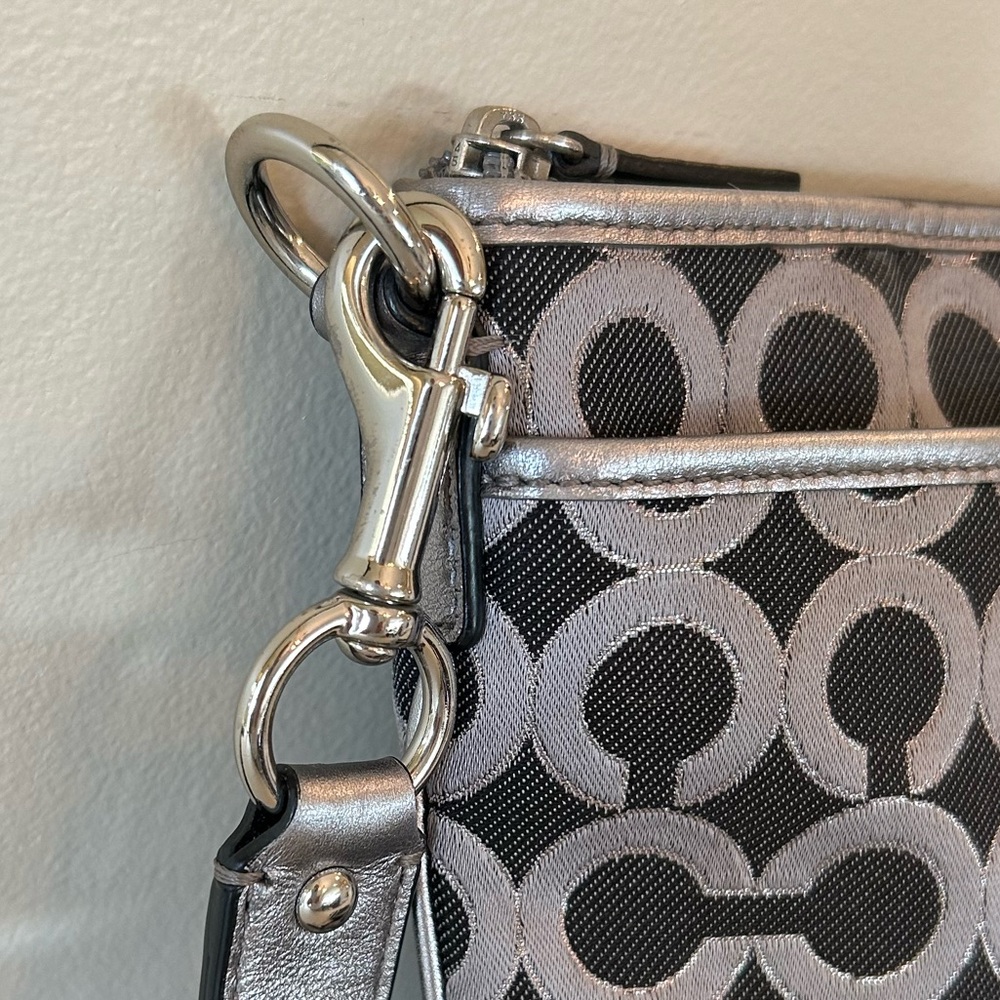 Coach Julia Op Art Swing Pack in Black & Silver w Fuchsia Lining - Picture 5 of 10